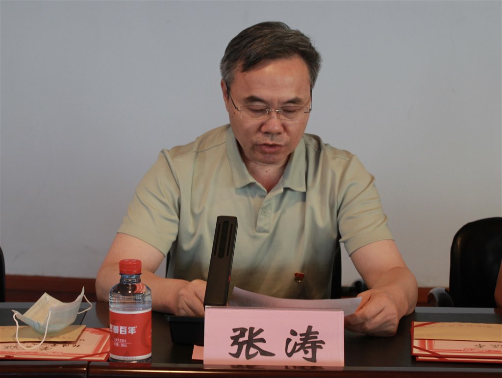 6張濤副校長(zhǎng)宣讀《關(guān)于表彰2022年度優(yōu)秀共產(chǎn)黨員的決定》.JPG